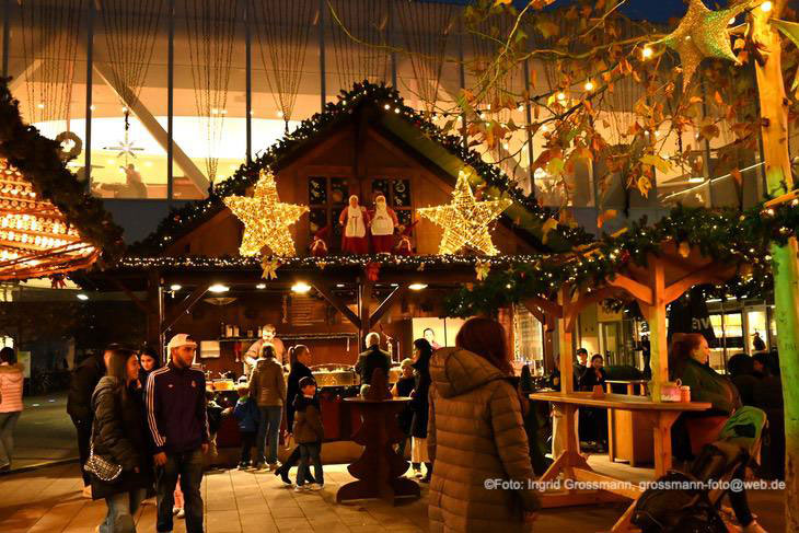 Weihnachtsdorf Pasing Arcaden - Münchner Kinderweihnacht mit Weihnachtsdorf auf dem Paseo Platz der Pasing Arcaden vom 14.11.-22.12.2025 (Weihnachtsmarkt / Christkindlmarkt) (@Foto: Ingrid Grossmann) 